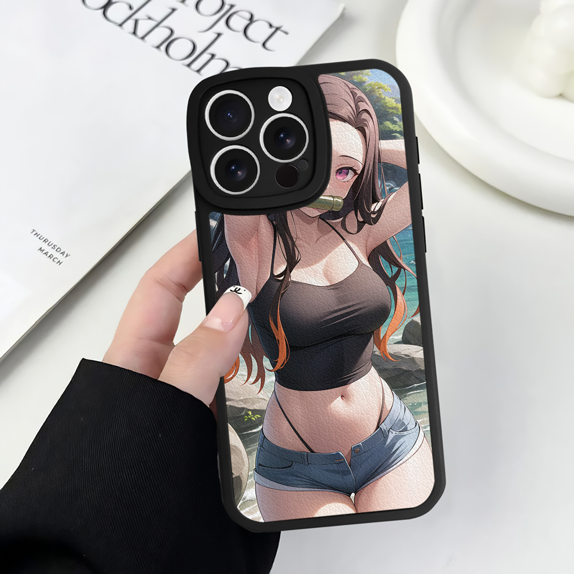 （画像用） 鬼滅の刃（きめつのやいば）竈門 禰󠄀豆子／かまど ねずこ Kamado Nezuko 【iPhone 16シリーズ対応】シリコンスマホケース（レザー調） 材質：シリコン